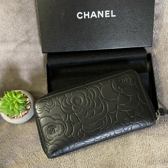 VINTAGE CHANEL CAMELLIA LONG ZIPPY WALLET - Picture 2 of 8